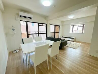 「LDK」キッチン側から見たLDKの様子です。