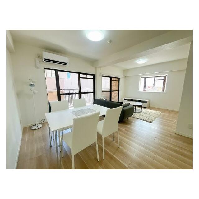 「LDK」キッチン側から見たLDKの様子です。