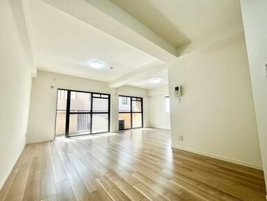 「LDK」キッチンから見たLDKの様子です。