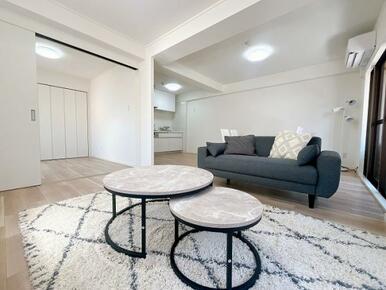 「LDK」洋室の扉を開けると空間をより広くお使いいただけます。