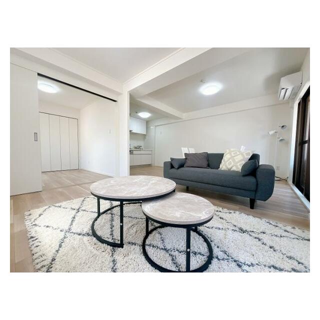 「LDK」洋室の扉を開けると空間をより広くお使いいただけます。