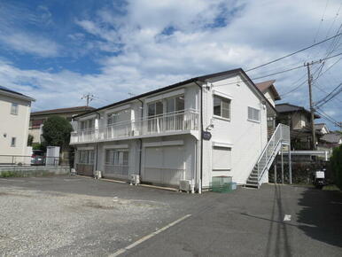 外観＠南東～募集部屋は２階右側のお部屋となります