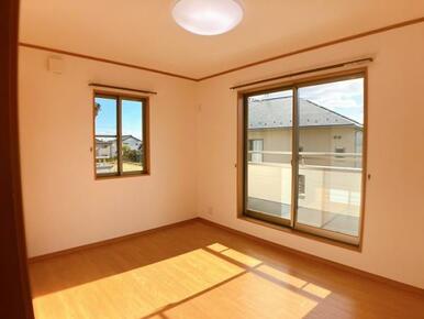 【2階南東側洋室】約6帖のお部屋です。照明付きです。