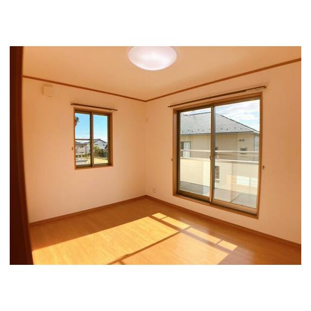 【2階南東側洋室】約6帖のお部屋です。照明付きです。