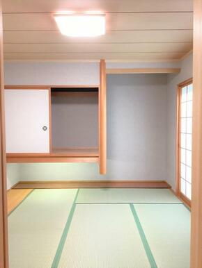 リビングに続く和室。畳表替え、襖・壁クロス張替え、照明器具交換済です。