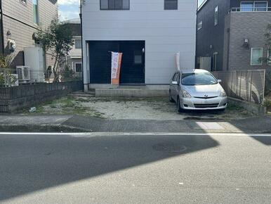 駐車場は車種により最大3台程度可。