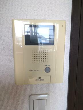 TVモニタ付ドアホン※クリーニング前の室内参考写真です。