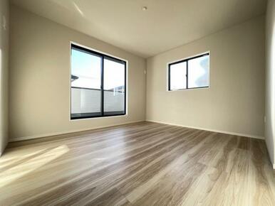 お部屋からバルコニーに出られるので洗濯物や布団などをすぐ干せ取込みも楽にできます！