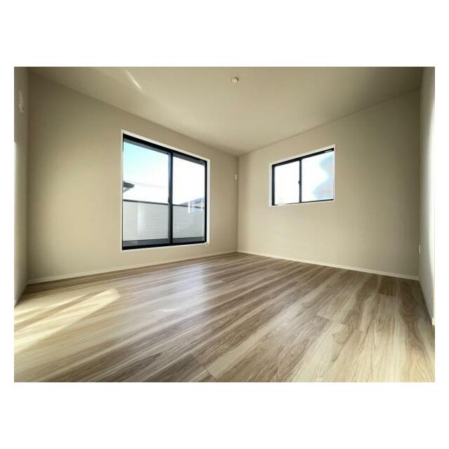 お部屋からバルコニーに出られるので洗濯物や布団などをすぐ干せ取込みも楽にできます！