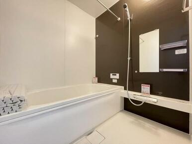 ゆったりと浸かれる1坪風呂を採用！1日の疲れを癒してくれる浴室は窓のある開放的な空間＾＾