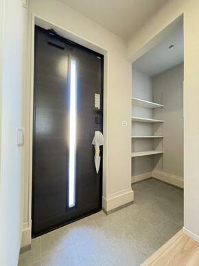 家族の靴がしまえるシューズボックス付き！SICにはベビーカーや子供の遊び道具なども収納できますよ＾＾