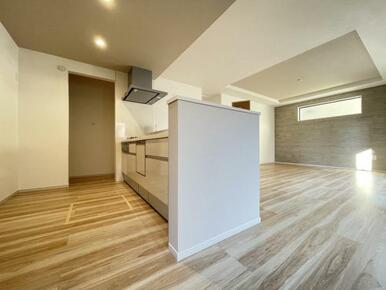 リビングの様子を見ながら家事ができるので小さなお子さまがいるご家庭も安心です＾＾