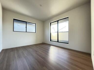 お部屋からバルコニーに出られるので洗濯物や布団などをすぐ干せ取込みも楽にできます！