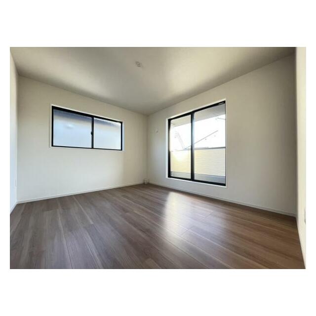 お部屋からバルコニーに出られるので洗濯物や布団などをすぐ干せ取込みも楽にできます！