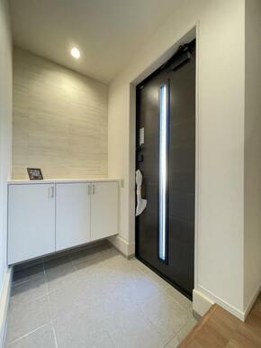 玄関を広く利用できるようシューズクローゼットを完備。ご家族みんなの靴をスッキリ収納できます！