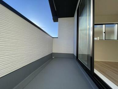 バルコニーは洗濯物や布団が干せる十分な広さです＾＾