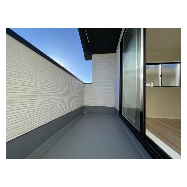 バルコニーは洗濯物や布団が干せる十分な広さです＾＾