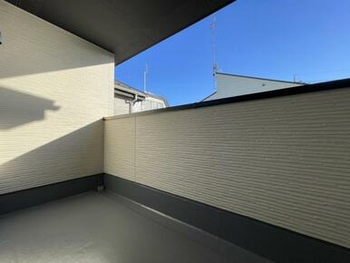 バルコニーは洗濯物や布団が干せる十分な広さです＾＾