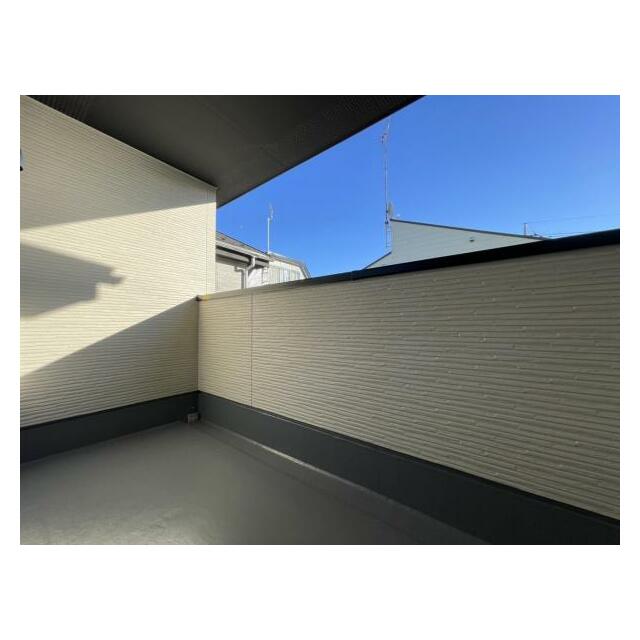 バルコニーは洗濯物や布団が干せる十分な広さです＾＾