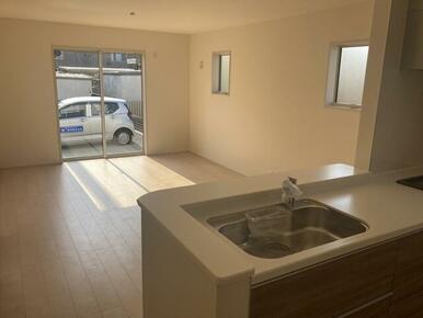 家具のデザインや配置でリビングの印象は大きく変わります。ぜひ自分の感性に合う空間を（1号棟）