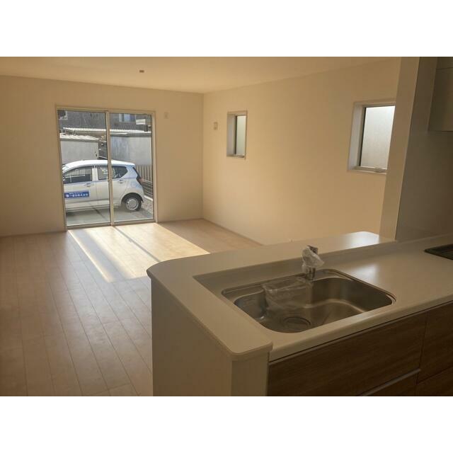 家具のデザインや配置でリビングの印象は大きく変わります。ぜひ自分の感性に合う空間を（1号棟）