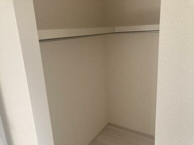 空間の使い方はいろいろ。服だけでなくさまざまなアイテムの収納にも◎（2号棟）