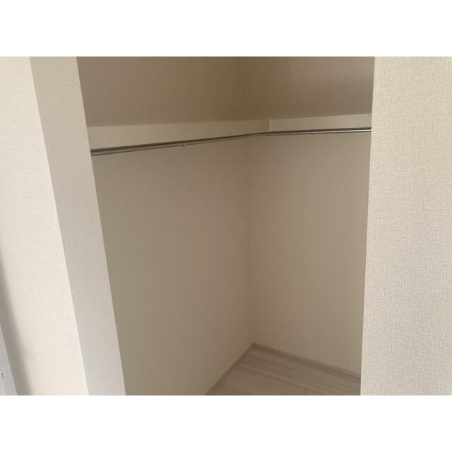 空間の使い方はいろいろ。服だけでなくさまざまなアイテムの収納にも◎（2号棟）