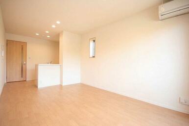【Ｌｉｖｉｎｇ】居室照明付きですので、照明をご用意頂く必要はございません！！エアコンも付いておりま…