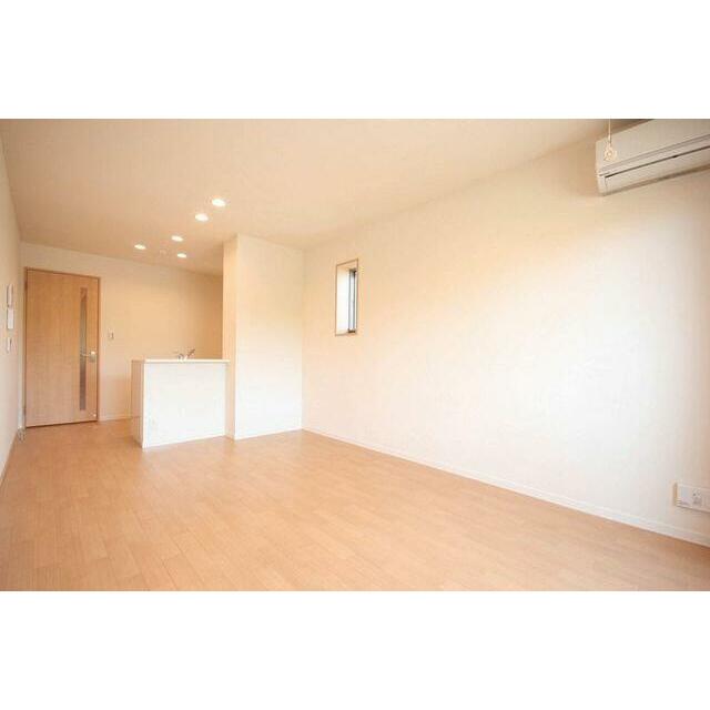 【Ｌｉｖｉｎｇ】居室照明付きですので、照明をご用意頂く必要はございません！！エアコンも付いておりま…