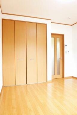 クロゼットが広くてお洋服がたっぷり入れますよ。
