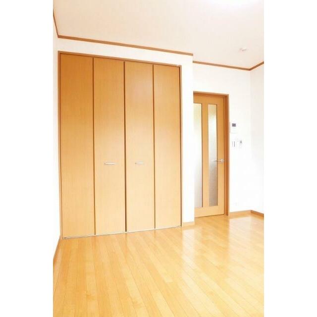 クロゼットが広くてお洋服がたっぷり入れますよ。