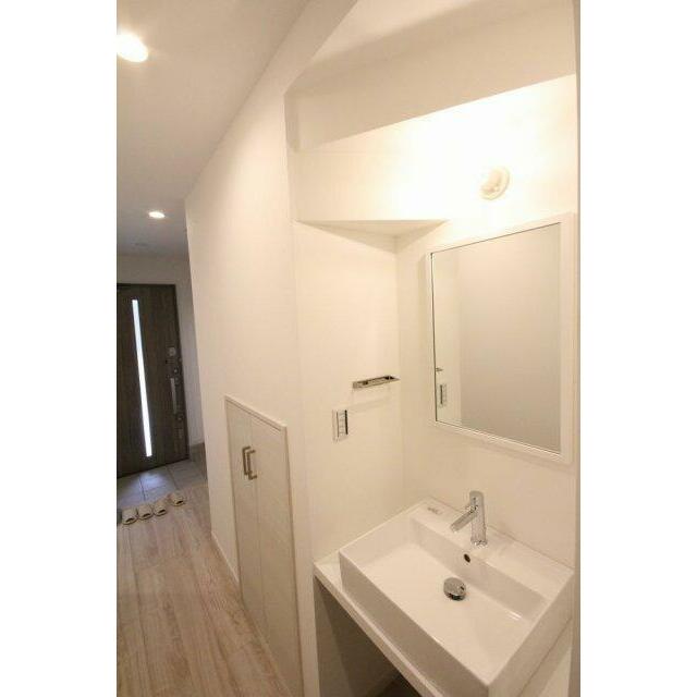 1階の廊下に洗面台があり、帰宅した際にすぐに手洗いが出来ます