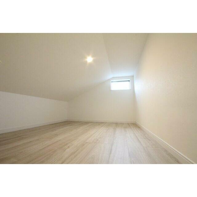 ロフトには小窓や照明も付いています