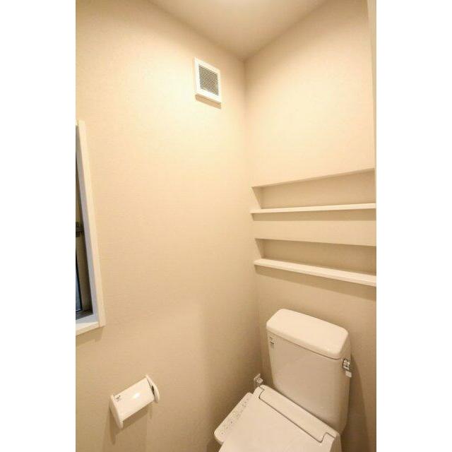 1階と2階にトイレがあり、ウォシュレット完備