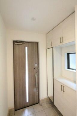 収納棚も豊富で全身姿見鏡もあります