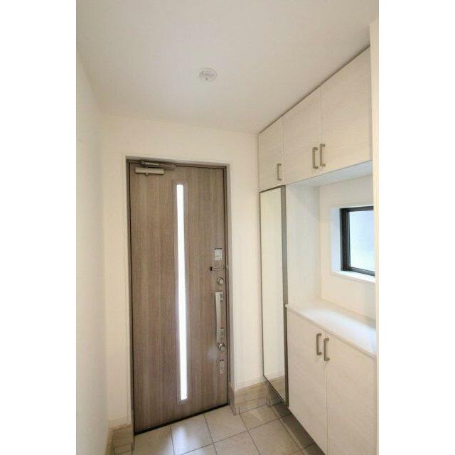 収納棚も豊富で全身姿見鏡もあります