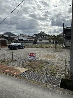 建物の南側のこちらの土地が含まれております。