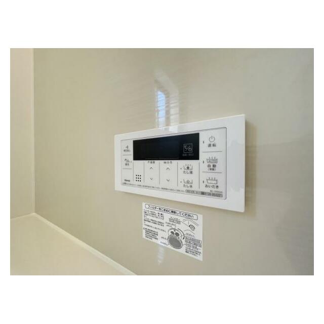 ボタンひとつでお湯張りや追い焚き、温度調整までしてくれる便利なオートバス機能付き！