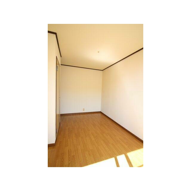 ２F洋室です。明るい室内ですね。 ※写真は前回募集時の物になります。