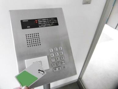 自身のＩＣカードで開錠させるオートロックシステム。