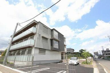 重量鉄骨造３階建て