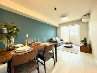 家具はイメージです。アクセントクロスで、オシャレなお部屋を演出してくれます。