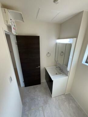 一日の始まりは洗面所から。さぁ顔を洗って気合を入れよう（1号棟）