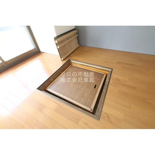非常食や食料を備蓄できる、便利な床下収納付です☆