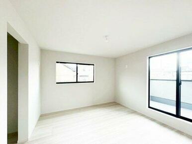 ２階11.2帖の洋室。WIC完備。バルコニー面した明るいお部屋です。