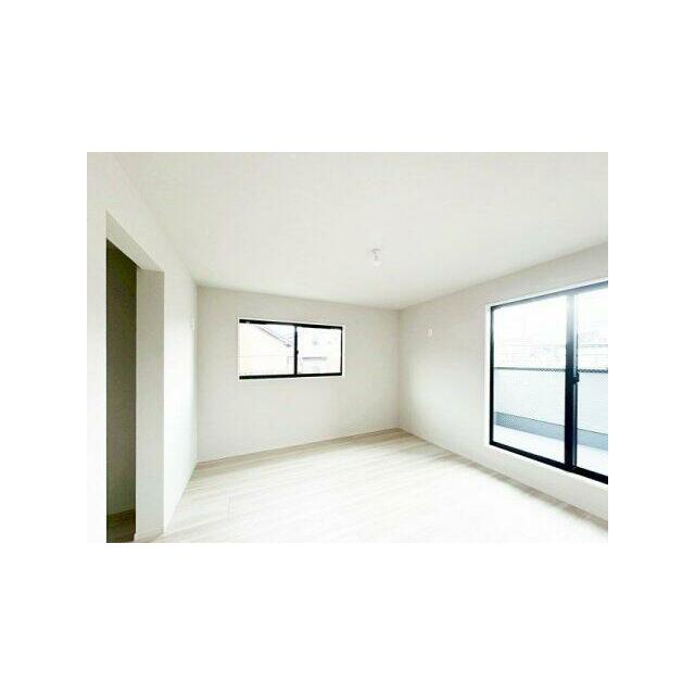 ２階11.2帖の洋室。WIC完備。バルコニー面した明るいお部屋です。