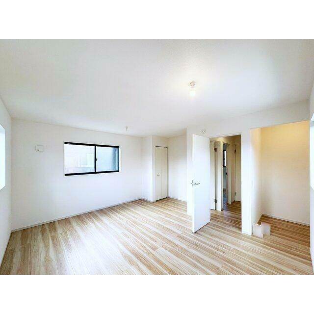 2階10帖の洋室です。間仕切り対応で２部屋に早変わり！　お子様の成長に合わせて活用できます