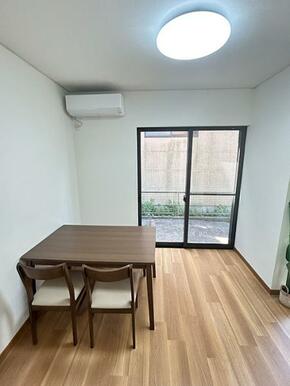 LDKにありますエアコン、ダイニングテーブルもそのままお引渡し致します。