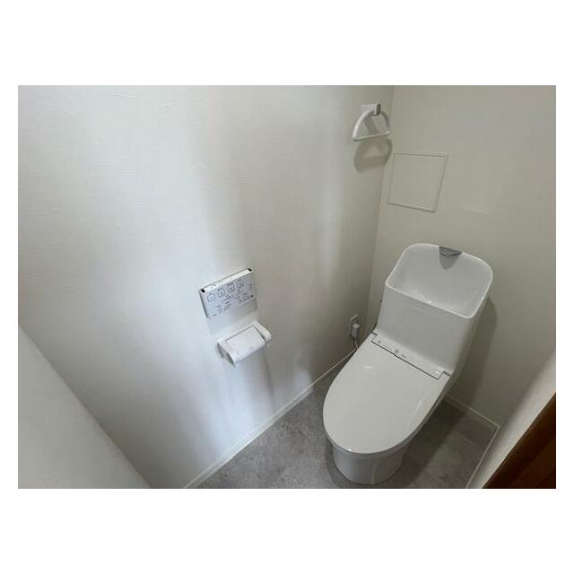 新品トイレはウォシュレット付きです