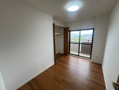 南側洋室はカーペット張りから新品フローリングに交換しました